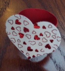 Free Valentine's day craft instructions to make a heart napkin holder